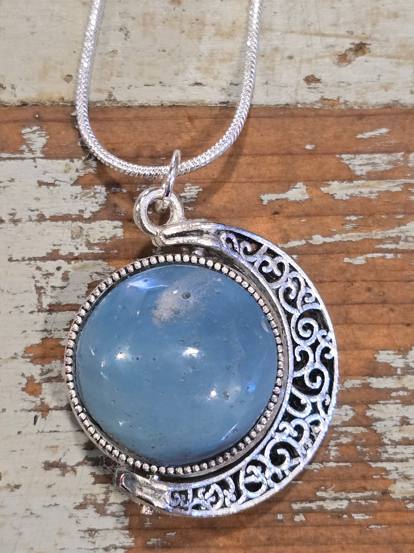 Leland Blue Spinner Pendant lb01